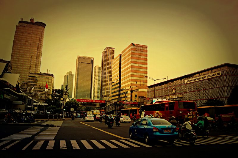 Senja Jakarta by NITA KURNIA PURADIREDJA
